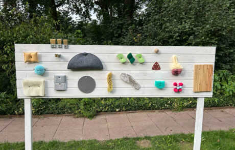 ein Holzschild mit verschiedenen Materialien