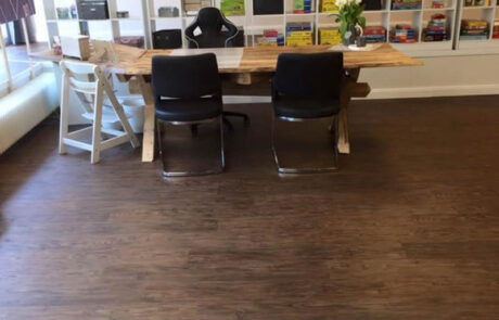 Aufnahme vom Tisch im Therapieraum, Regal im Hintergrund